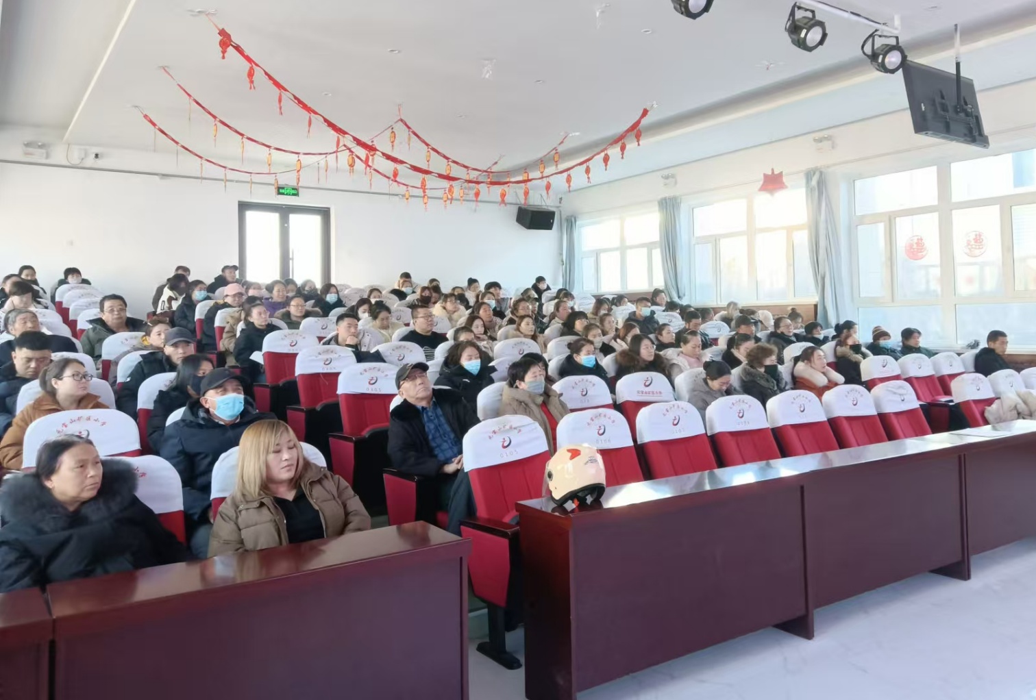 以美潤(rùn)心 共育成長(zhǎng)——內(nèi)蒙古自治區(qū)赤峰市元寶山區(qū)元礦小學(xué)關(guān)工委舉辦六年級(jí)畢業(yè)季家庭教育培訓(xùn)班