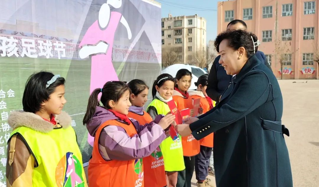 喀什地區(qū)疏勒縣關(guān)工委聯(lián)合縣足球協(xié)會開展“2024年女孩足球節(jié)”活動