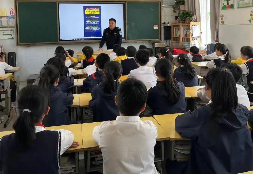 為了明天 護(hù)航成長(zhǎng) ——徐州市銅山區(qū)銅山實(shí)驗(yàn)小學(xué)關(guān)工委開展法治進(jìn)校園活動(dòng)