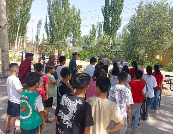 新疆喀什地區(qū)臥里托格拉克鎮(zhèn)中學(xué)開展“家校攜手，共筑安全防線”暑假活動(dòng)