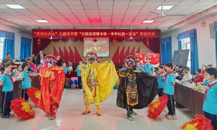 新疆喀什地區(qū)葉城縣喀格勒克鎮(zhèn)阿格孜康博依社區(qū)關(guān)工委開展“中秋聯(lián)誼”活動(dòng)