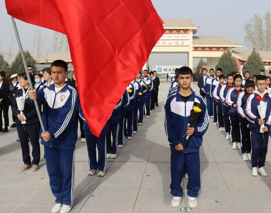 新疆維吾爾自治區(qū)喀什地區(qū)岳普湖縣教育系統(tǒng)關(guān)工委開(kāi)展“緬懷革命先烈·傳承紅色基因”清明祭掃活動(dòng)