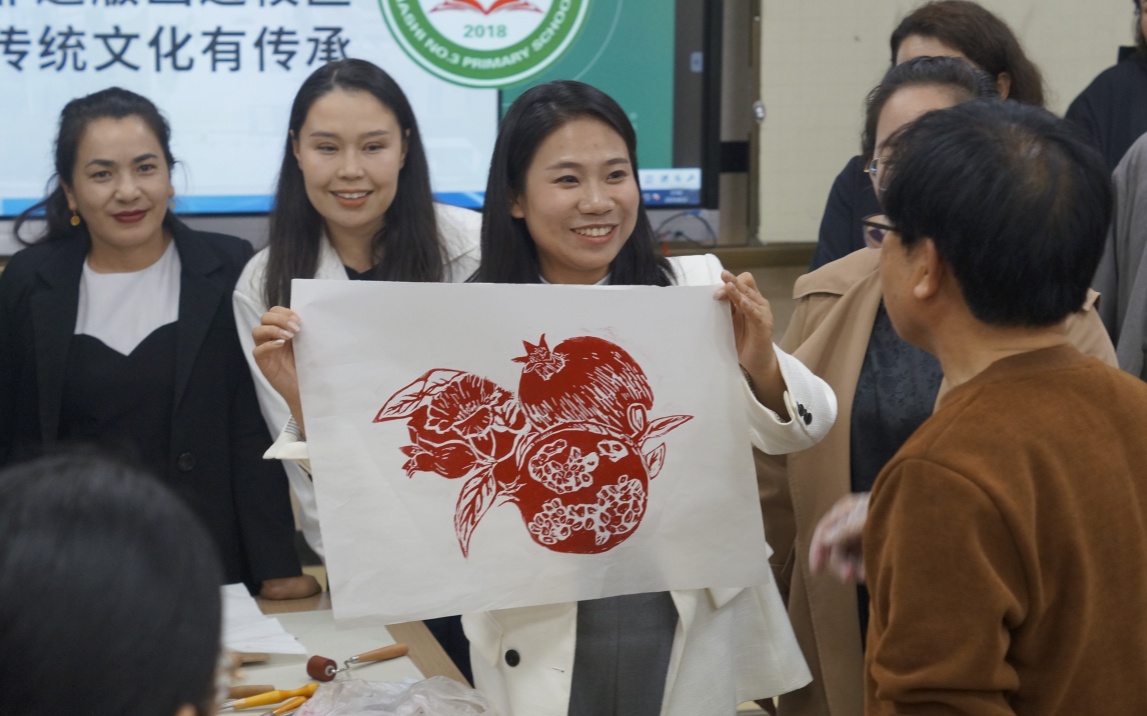 新疆維吾爾自治區(qū)喀什地區(qū)伽師縣教育局關(guān)工委邀請(qǐng)范鐵山開(kāi)展非遺版畫(huà)培訓(xùn)