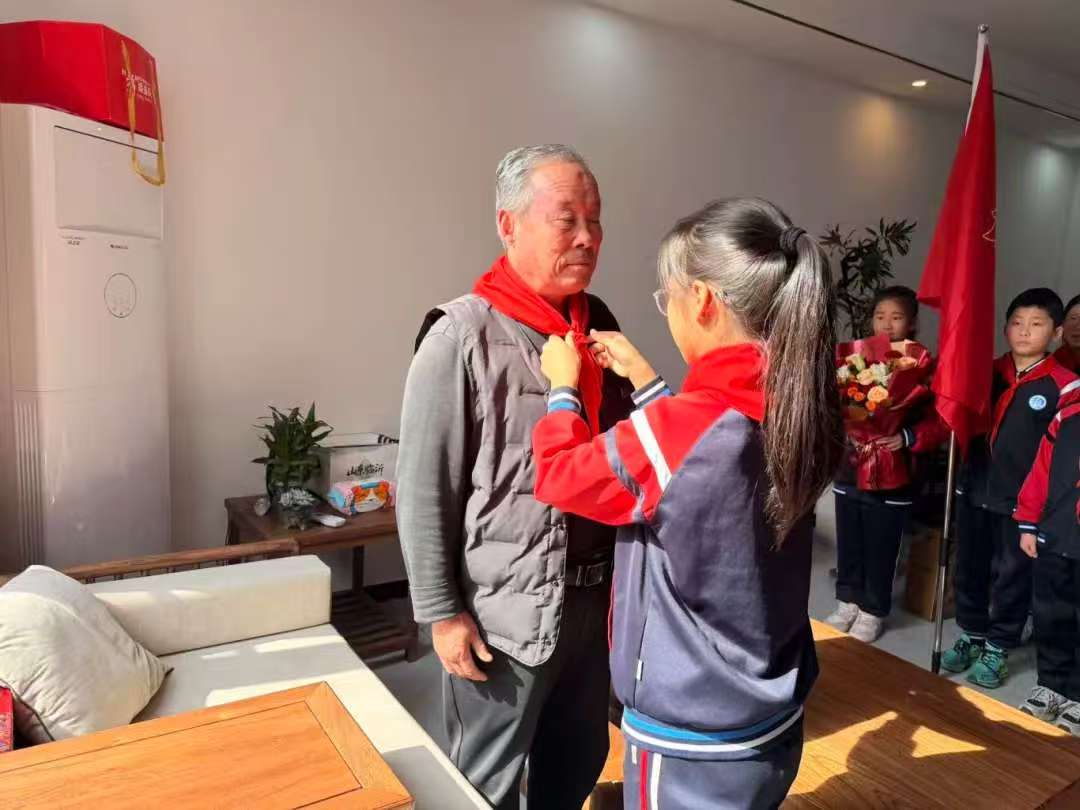情暖重陽 致敬英雄——山東省臨沂市河?xùn)|區(qū)八湖鎮(zhèn)柴河小學(xué)少先隊(duì)隊(duì)員與老兵爺爺共度別樣重陽節(jié)