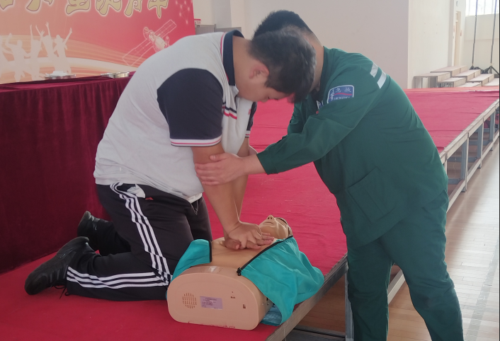 黑龍江省牡丹江市第二高級(jí)中學(xué)關(guān)工委組織開展“急救知識(shí)進(jìn)校園 守護(hù)青春安全線”培訓(xùn)活動(dòng)