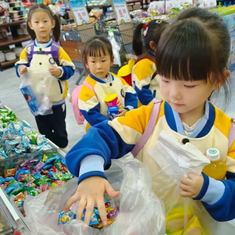 玩轉(zhuǎn)超市 學(xué)“購(gòu)”有趣——江蘇省徐州市銅山區(qū)大許鎮(zhèn)關(guān)工委聯(lián)合中心幼兒園帶幼兒走進(jìn)超市學(xué)“購(gòu)物”