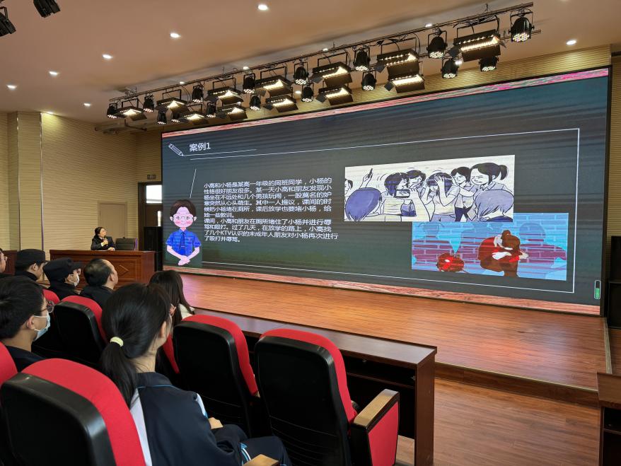 黑龍江省齊齊哈爾市建華區(qū)鳳凰中學(xué)關(guān)工委開展“法治護(hù)航成長”系列活動(dòng)