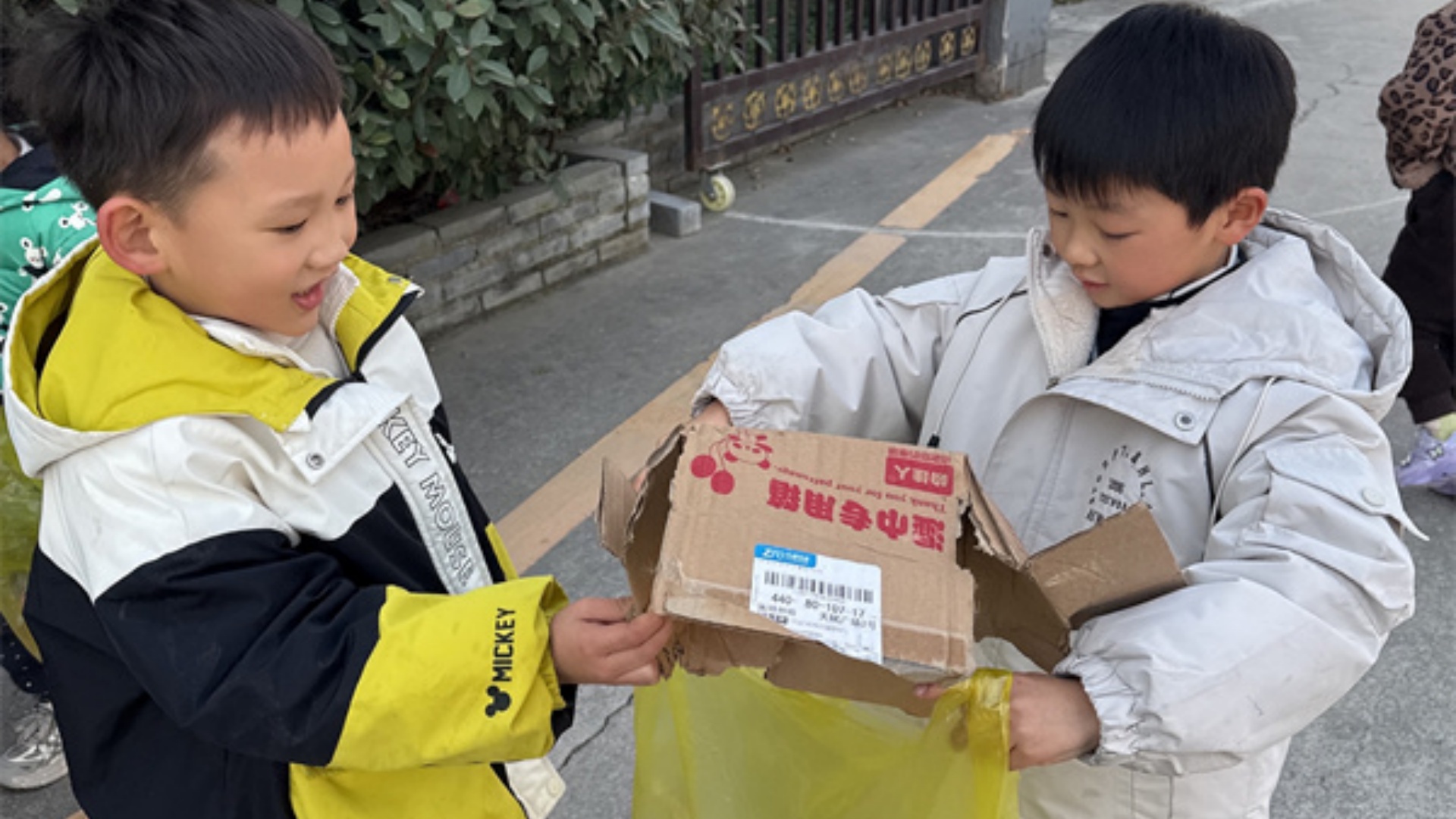 走出校園護(hù)環(huán)境 撿拾垃圾添光彩——江蘇省徐州市銅山區(qū)沿湖街道幼兒園關(guān)工委開展戶外實(shí)踐活動(dòng)