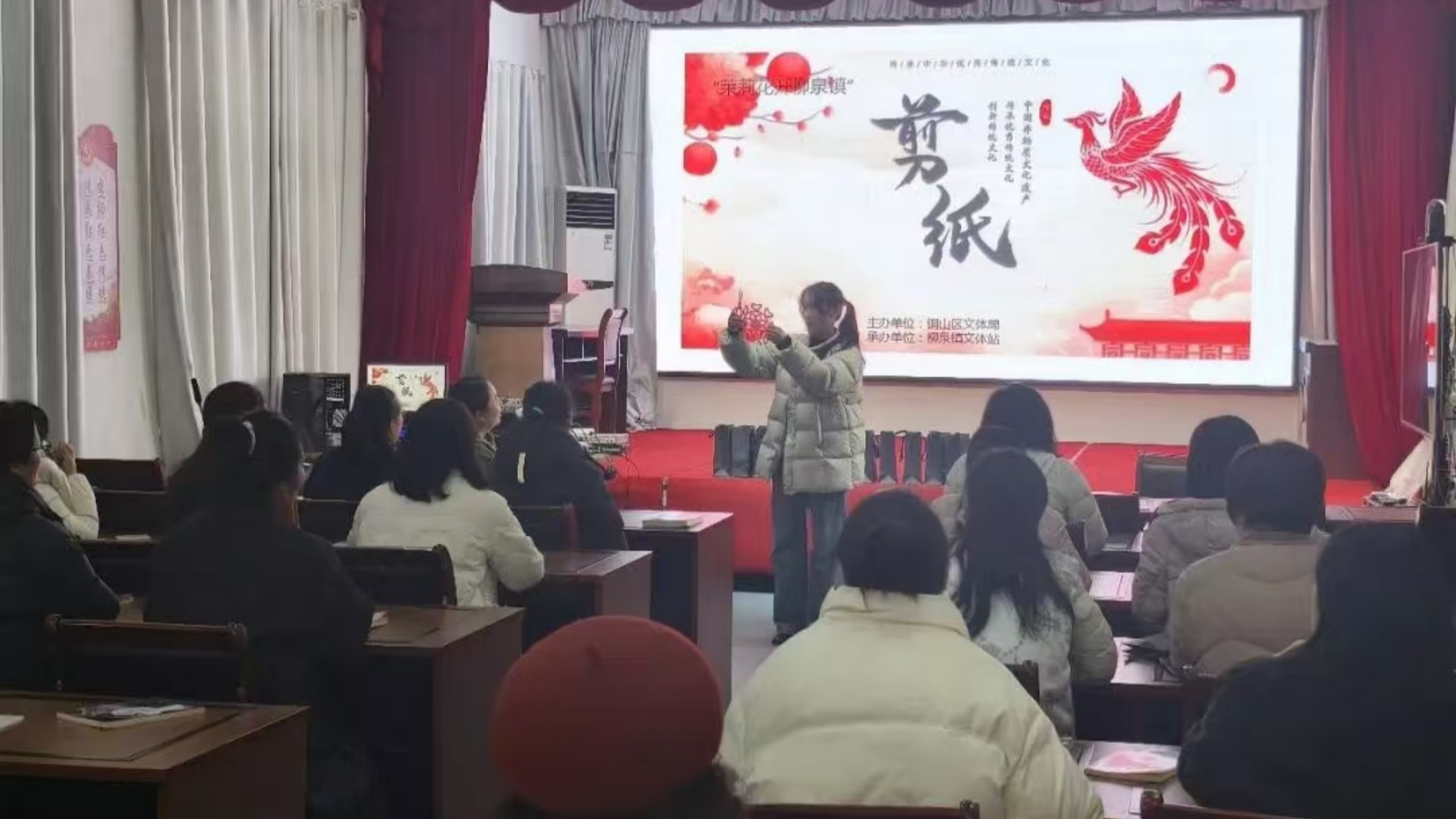 巧手剪出錦繡圖 非遺傳承暖寒冬——江蘇省徐州市銅山區(qū)柳泉鎮(zhèn)關(guān)工委舉辦剪紙非遺體驗(yàn)活動