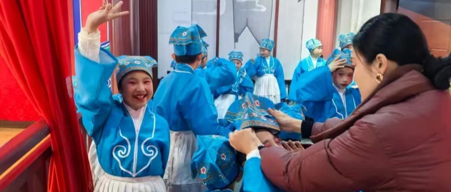柳琴戲韻綻金陵 非遺傳承續(xù)新程——江蘇省徐州市銅山區(qū)新區(qū)實(shí)驗(yàn)小學(xué)關(guān)工委組織師生參加“江蘇校園戲曲教育教學(xué)成果展示交流活動(dòng)”