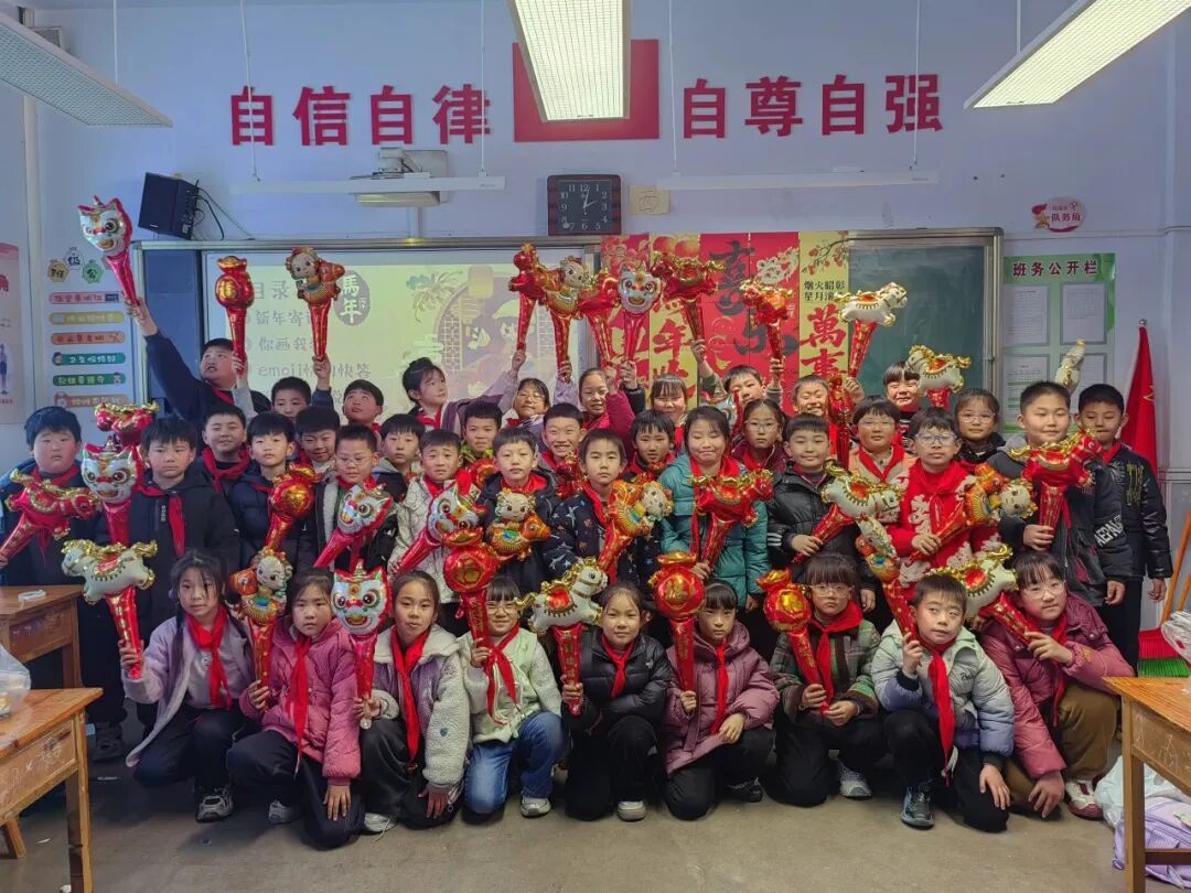 龍馬歡騰啟新歲 童心飛揚慶元旦——山東省臨沂市河?xùn)|區(qū)八湖鎮(zhèn)劉店子中心小學(xué)舉行2026年“歡慶元旦”主題活動