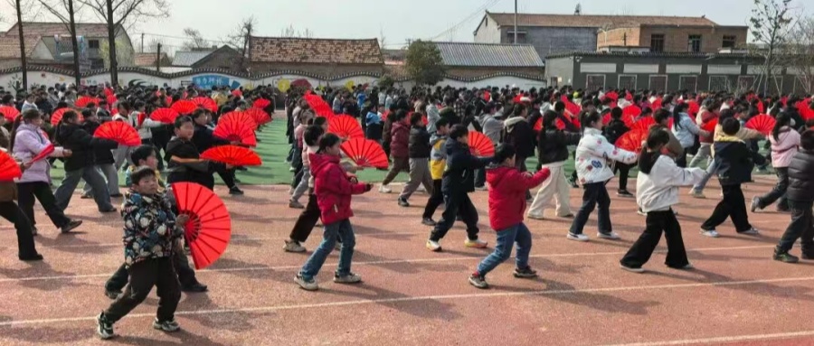 江蘇省徐州市銅山區(qū)單集實(shí)驗(yàn)小學(xué)關(guān)工委扎實(shí)推進(jìn)扇子特色操訓(xùn)練