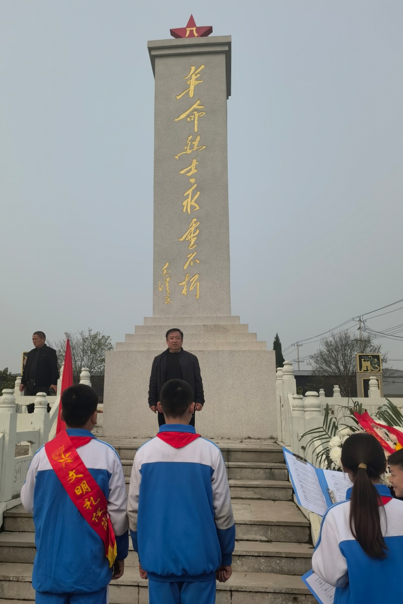 江蘇省徐州市銅山區(qū)馬坡鎮(zhèn)關(guān)工委開展“緬懷革命先烈 傳承紅色基因”清明祭掃活動