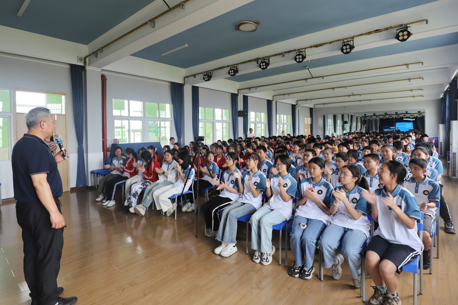 新洲區(qū)汪集初級(jí)中學(xué) (2).JPG