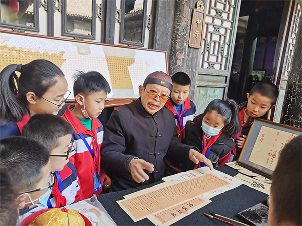 山西省晉中市平遙縣匯濟學校關工委組織學生在古城博物館聽“五老”講誠信故事.png