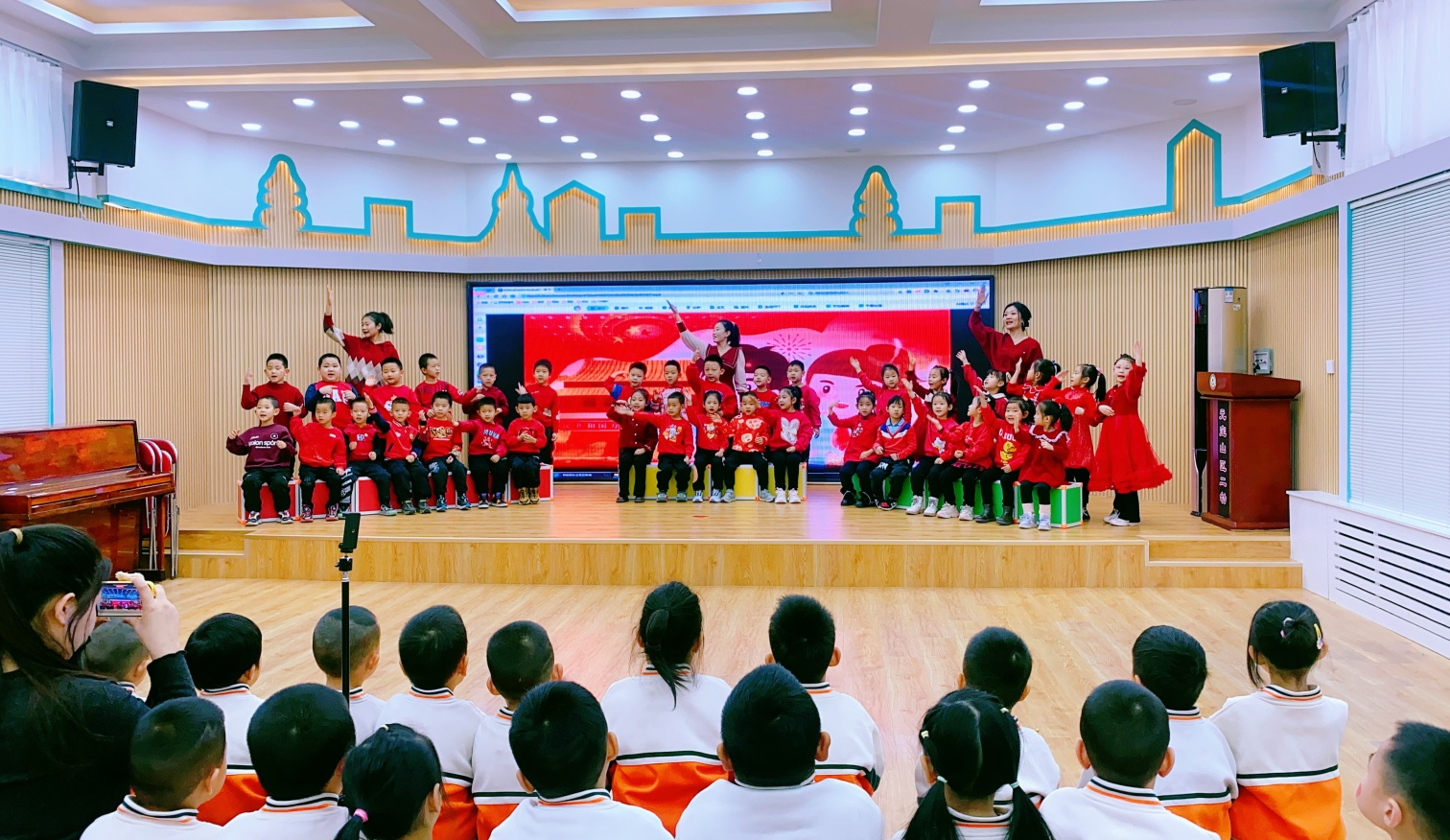 童心向黨，歌聲飛揚(yáng) ——內(nèi)蒙古自治區(qū)赤峰市元寶山區(qū)第二幼兒園關(guān)工委組織唱響紅歌合唱比賽活動