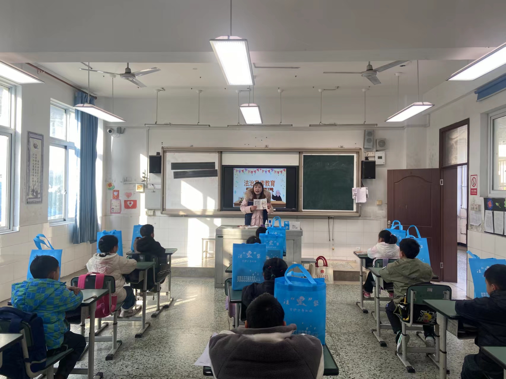 雅安市寶興縣開展“以法之名，保護(hù)未來的你”法治進(jìn)校園活動