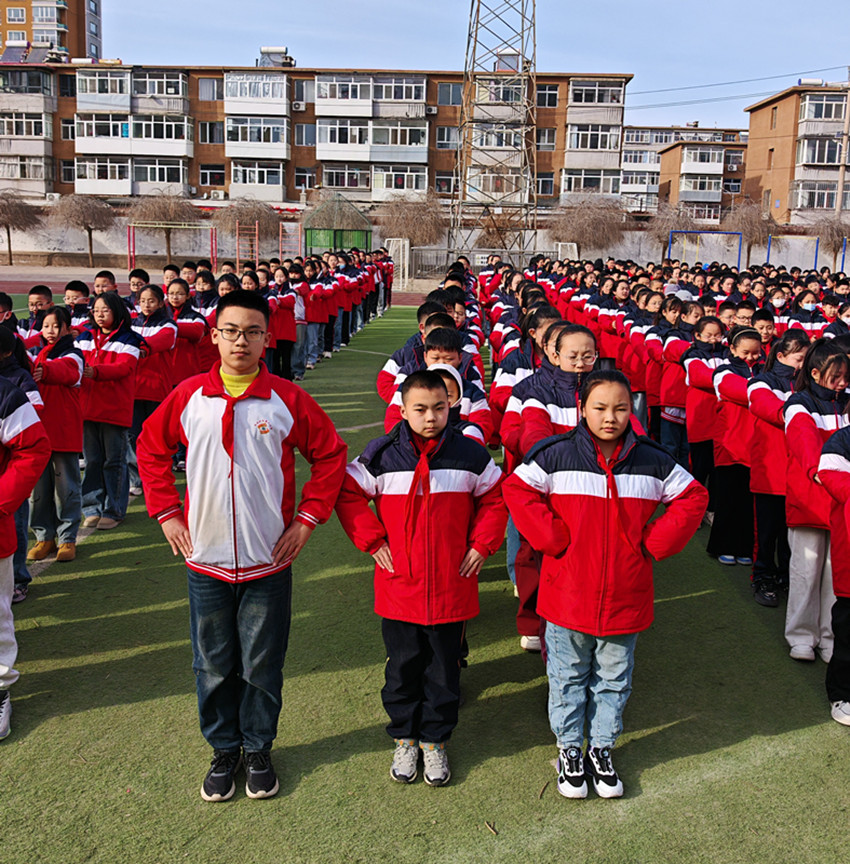 文明齊步走 路隊展風(fēng)采 ——內(nèi)蒙古赤峰市元寶山區(qū)平礦二小關(guān)工委、政教處聯(lián)合舉辦大課間路隊評比活動