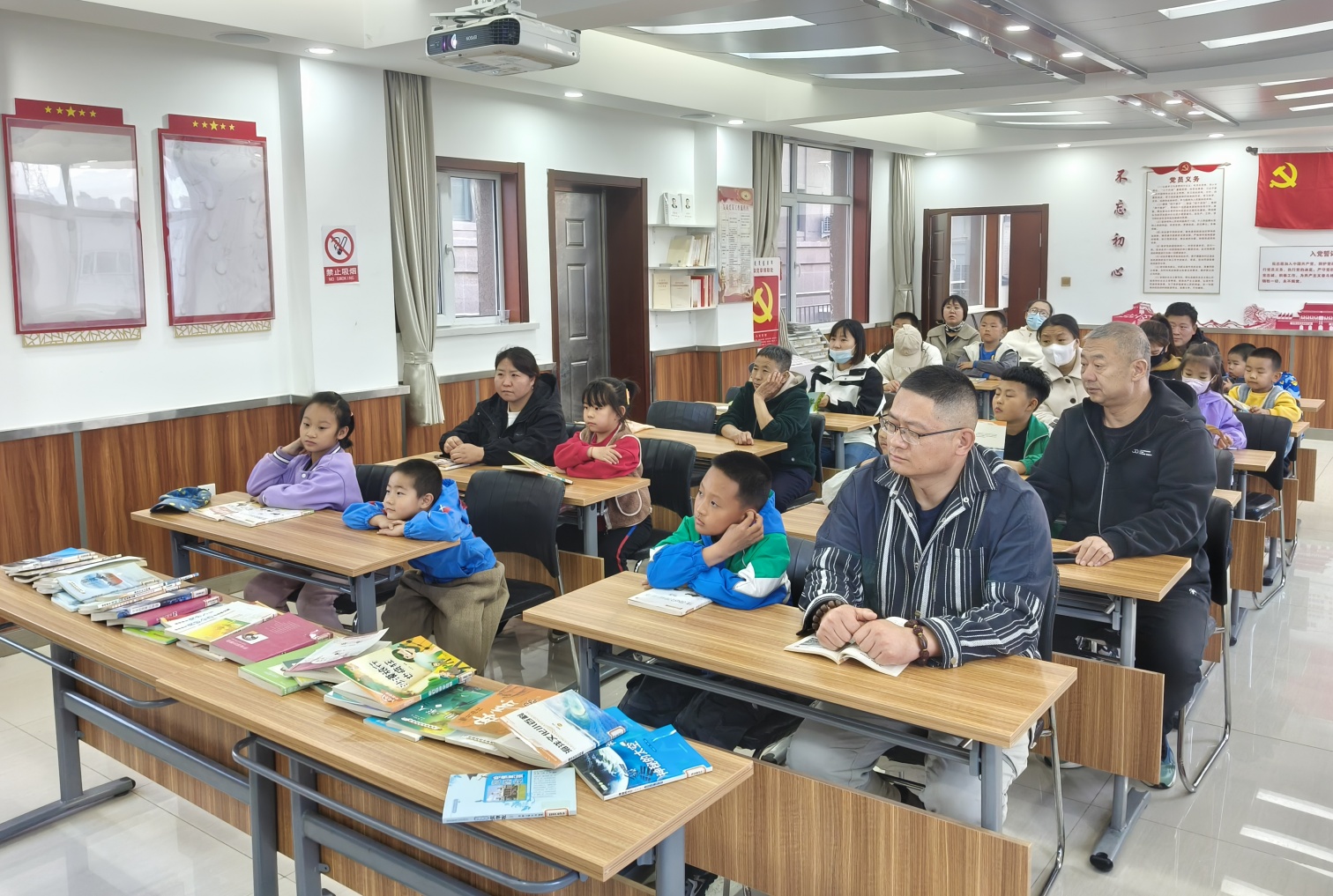 內(nèi)蒙古自治區(qū)赤峰市元寶山區(qū)東城街道哈河社區(qū)關(guān)工委開展“書香潤童心·閱讀伴成長”世界讀書日閱讀活動(dòng)