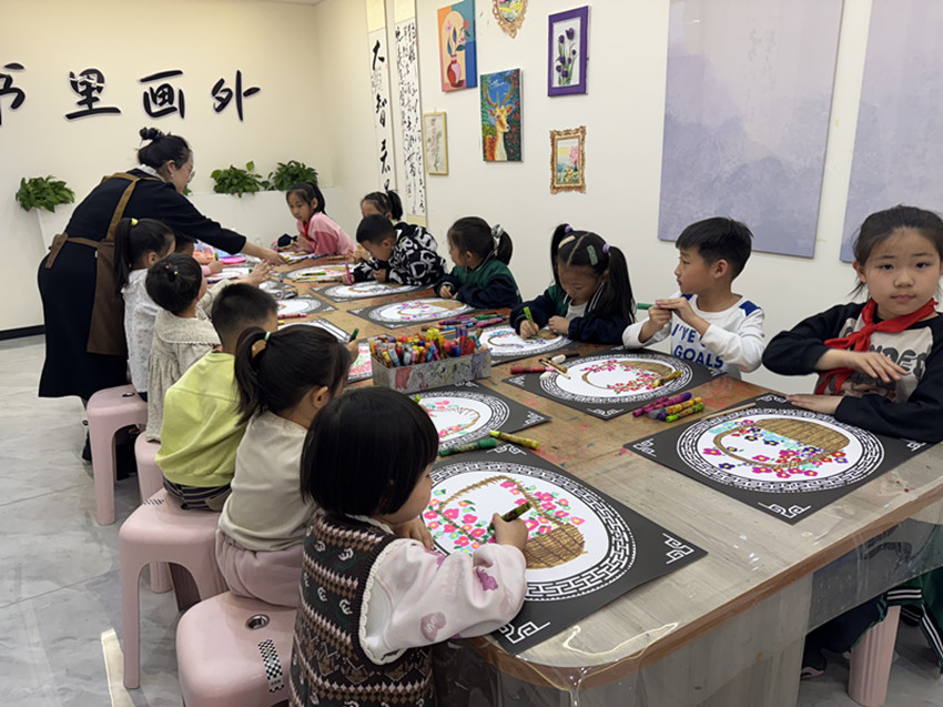 筆底繁花書(shū)歲月 卷中逸彩頌耕耘 ——內(nèi)蒙古自治區(qū)赤峰市元寶山區(qū)西城街道新景四季東社區(qū)關(guān)工委開(kāi)展假日繪畫(huà)活動(dòng)