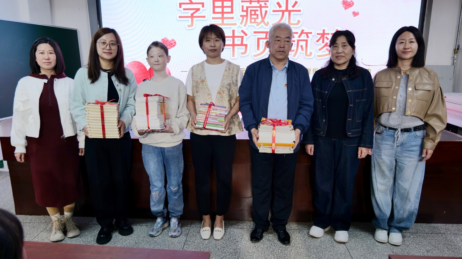 字里藏光  書(shū)頁(yè)筑夢(mèng) ——內(nèi)蒙古自治區(qū)赤峰市元寶山區(qū)建昌營(yíng)小學(xué)關(guān)工委為康復(fù)樂(lè)園的孩子們送上特別禮物