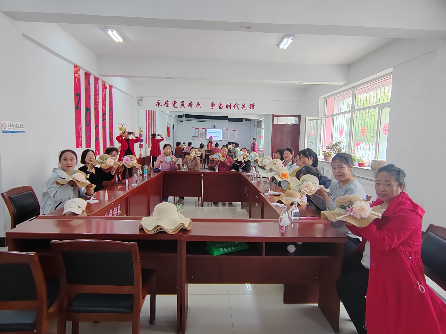 巧制手工禮帽，傳遞濃濃溫情 ——內(nèi)蒙古自治區(qū)赤峰市元寶山區(qū)西城街道如意東社區(qū)關(guān)工委開(kāi)展母親節(jié)活動(dòng)