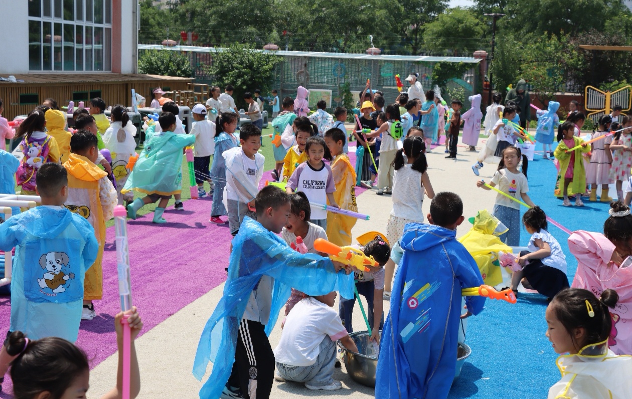 萌娃解鎖“玩水+騎行+科學(xué)”歡樂三重奏——內(nèi)蒙古自治區(qū)赤峰市元寶山區(qū)第四幼兒園關(guān)工委開展畢業(yè)系列活動