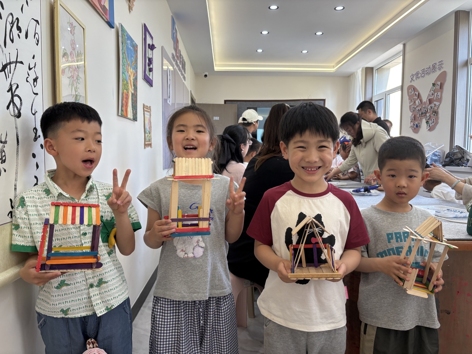 巧棍筑夢(mèng)親子情 妙手繪暖家園意——內(nèi)蒙古自治區(qū)赤峰市元寶山區(qū)西城街道新景四季東關(guān)工委開(kāi) 展趣味創(chuàng)作活動(dòng)