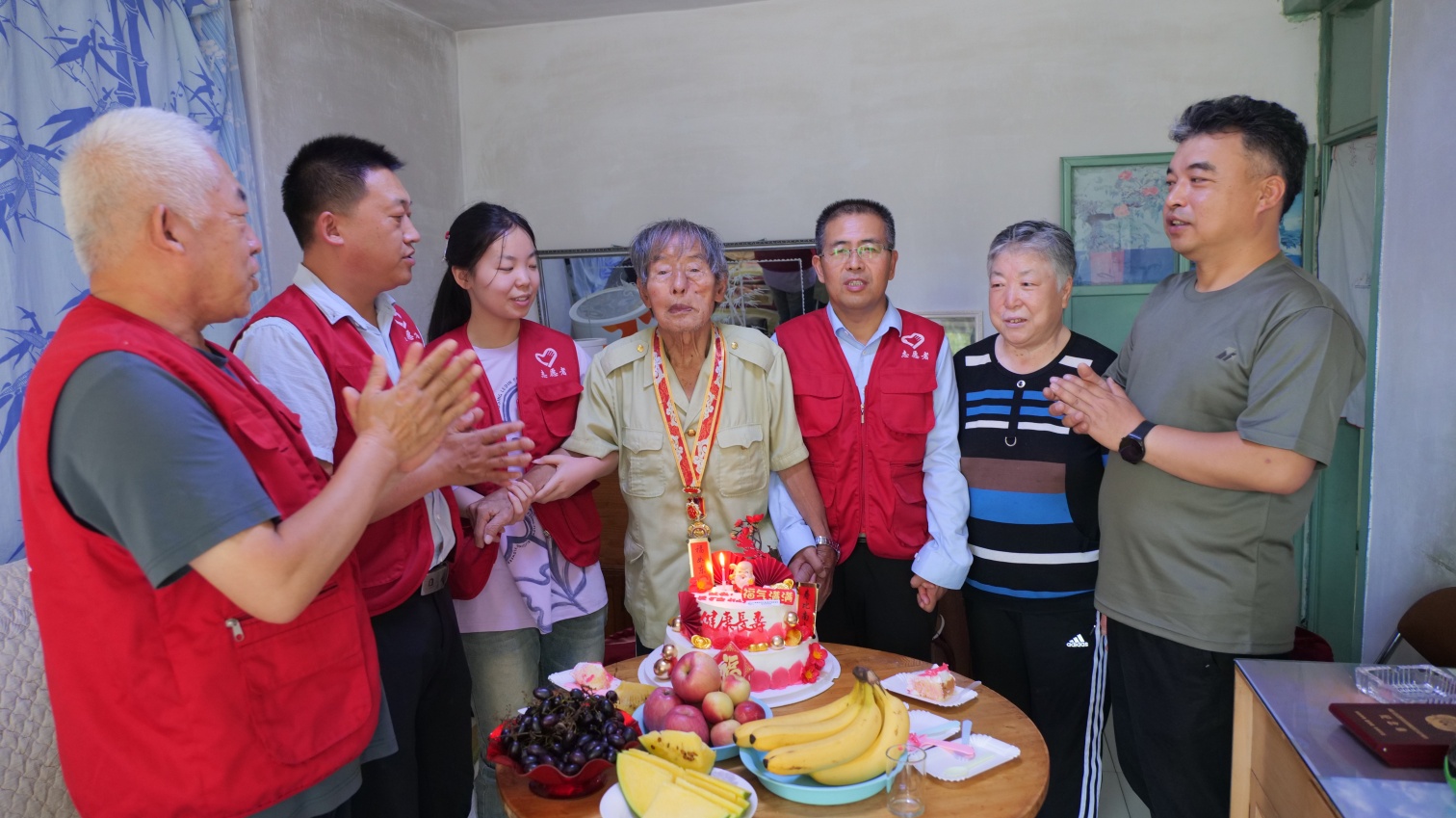 九秩老兵首嘗生日甜 ——內(nèi)蒙古自治區(qū)赤峰市元寶山區(qū)草原藍(lán)哈達(dá)協(xié)會(huì)關(guān)工委為94歲抗美援朝老兵點(diǎn)亮生日燭光