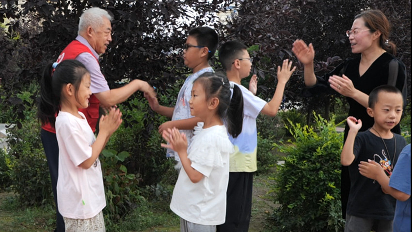 紅色歌謠潤(rùn)童心，三方聯(lián)動(dòng)守護(hù)成長(zhǎng)——內(nèi)蒙古自治區(qū)赤峰市元寶山區(qū)蘭哈達(dá)協(xié)會(huì)、新天地社區(qū)、向陽(yáng)小學(xué)傳唱紅色歌謠活動(dòng)