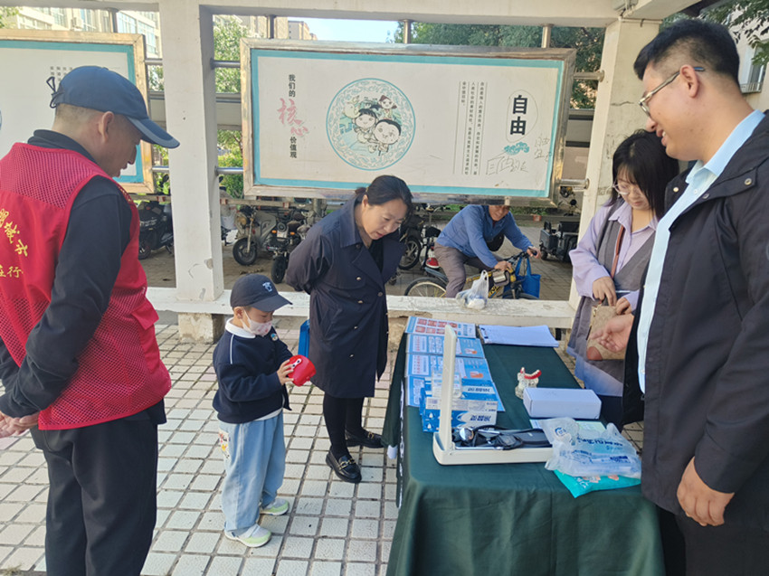 關(guān)愛口腔健康 義診溫暖同行——內(nèi)蒙古自治區(qū)赤峰市元寶山區(qū)東城街道英河社區(qū)關(guān)工委開展老年口腔義診活動(dòng)