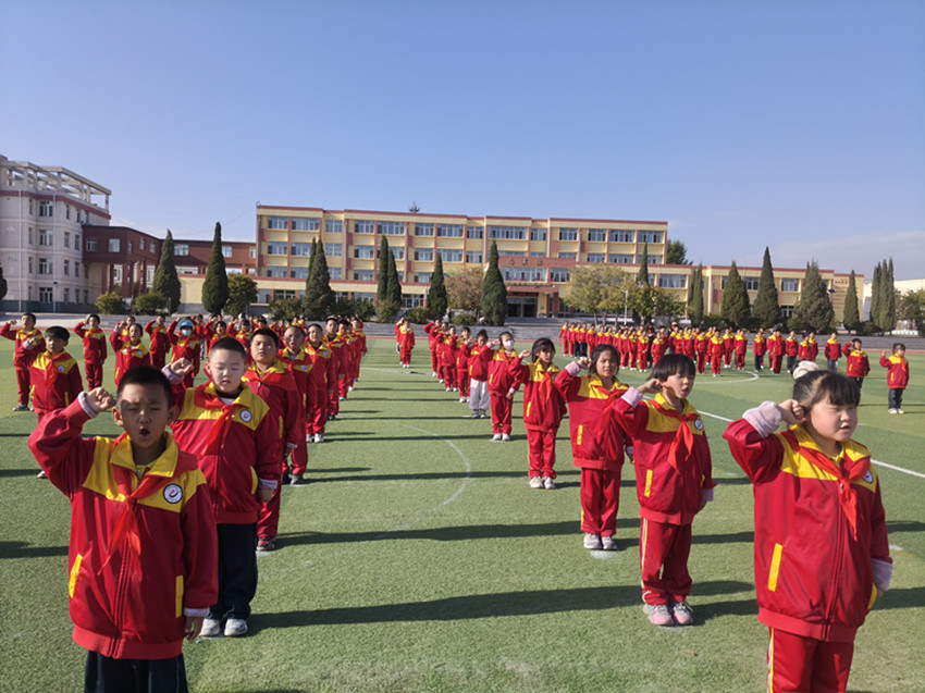 家校攜手育新苗，尚美潤(rùn)心共成長(zhǎng)——內(nèi)蒙古自治區(qū)赤峰市元寶山區(qū)元寶山礦區(qū)小學(xué)關(guān)工委舉辦建隊(duì)日活動(dòng)