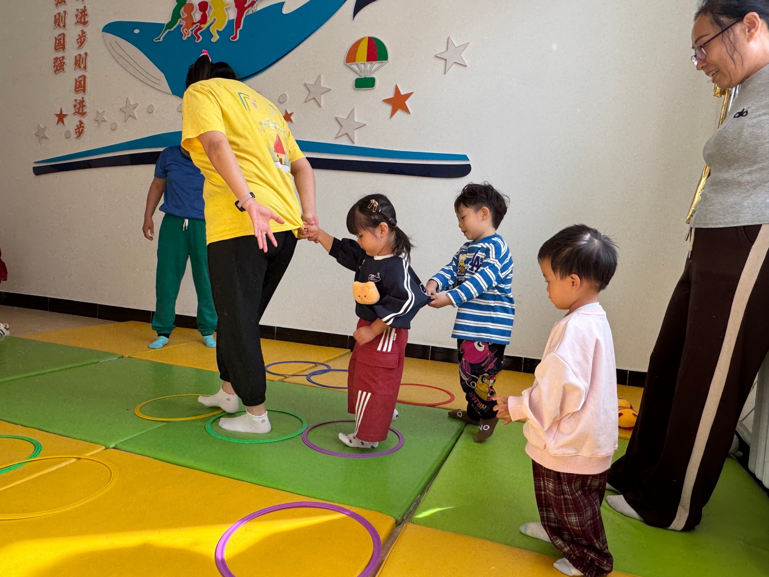 內(nèi)蒙古自治區(qū)赤峰市元寶山區(qū)平莊城區(qū)街道天山社區(qū)關(guān)工委舉辦“運動我最棒”親子活動