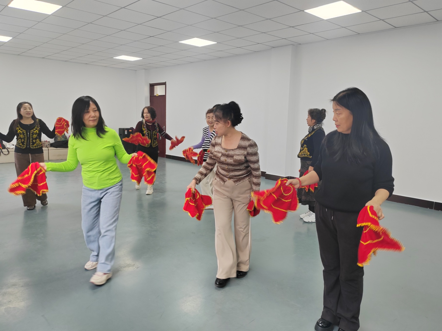 手絹翻飛健體魄  健康守護(hù)醫(yī)小時——內(nèi)蒙古赤峰市元寶山區(qū)西城街道如意東社區(qū)關(guān)工委開展老年健身活動