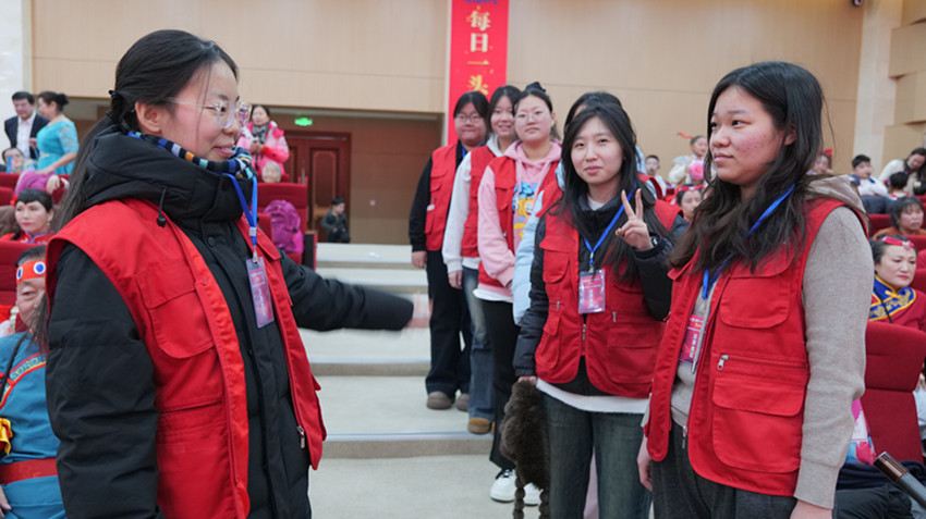 “藍(lán)馬甲”上線！青春護(hù)航春晚——內(nèi)蒙古自治區(qū)赤峰市元寶山區(qū)草原藍(lán)哈達(dá)大學(xué)生志愿者護(hù)航馬年春晚錄播