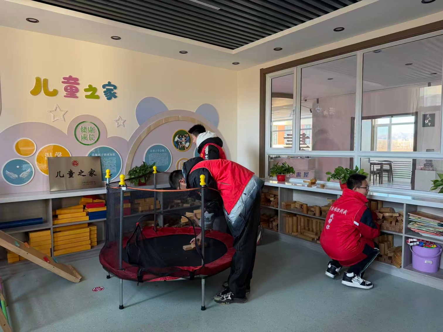 指尖踐勞動 童心暖社區(qū)——內(nèi)蒙古自治區(qū)赤峰市元寶山區(qū)西城街道新景四季東社區(qū)關(guān)工委開展青少年勞動實踐活動