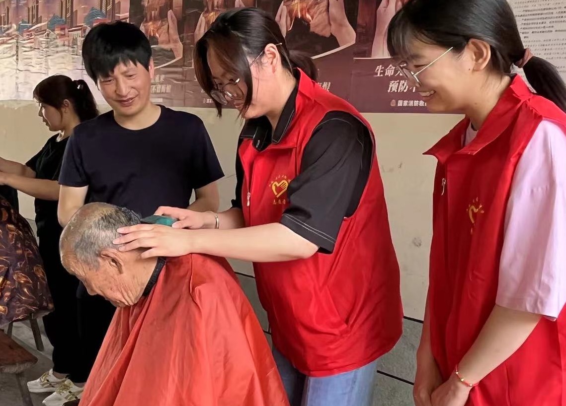 安徽省廬江縣泥河鎮(zhèn)關(guān)工委組織開展“老帶新”志愿服務(wù)活動(dòng) 傳遞志愿服務(wù)精神