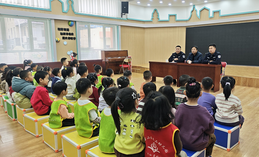 防范欺凌從娃娃抓起 ——內(nèi)蒙古自治區(qū)赤峰市元寶山區(qū)第二幼兒園關(guān)工委、安監(jiān)辦聯(lián)合開展法制教育活動