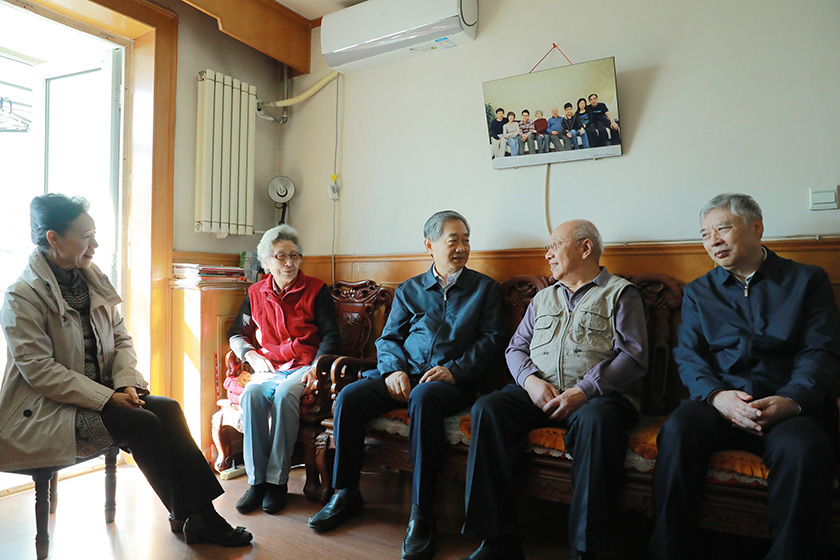 北京市關(guān)工委梁偉主任重陽節(jié)帶隊(duì)看望慰問 海淀“五老”代表