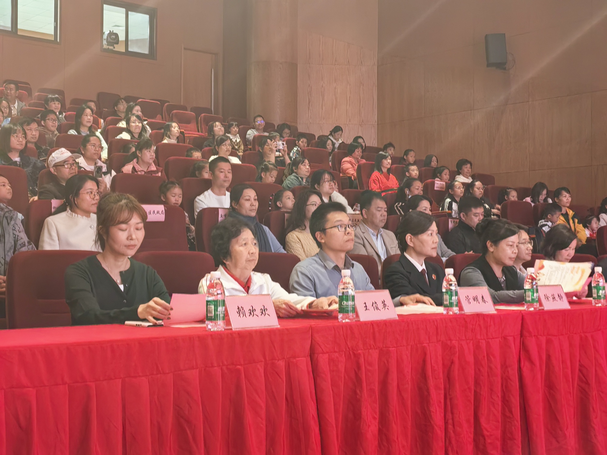 匯聚關(guān)愛(ài)力量，關(guān)愛(ài)農(nóng)村留守兒童和困境兒童