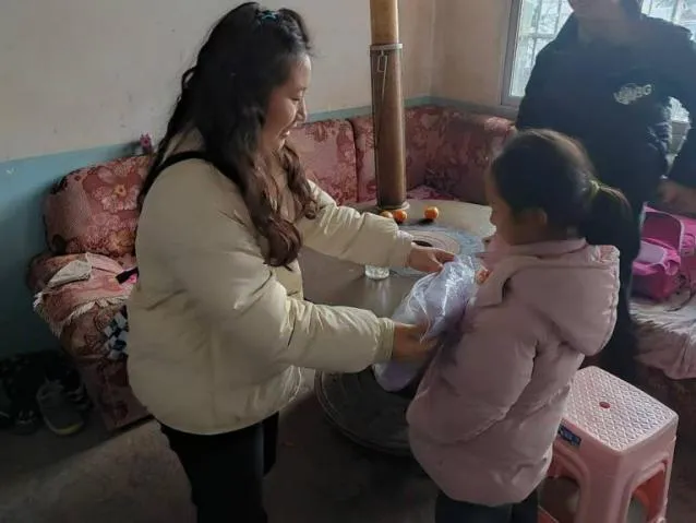 貴州省遵義市習(xí)水縣官店鎮(zhèn)中心小學(xué)關(guān)工委共同組織開(kāi)展“暖冬關(guān)愛(ài)”行動(dòng)走訪(fǎng)慰問(wèn)活動(dòng)