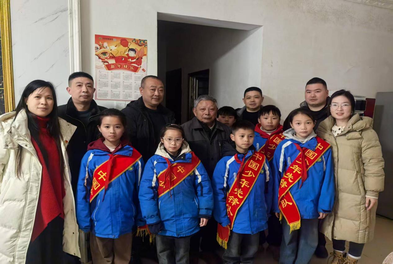 情暖夕陽紅，童心送溫暖——貴州省遵義市習(xí)水縣第十一小學(xué)走進社區(qū)學(xué)雷鋒