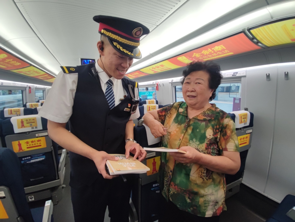 沈陽(yáng)客運(yùn)段關(guān)工委開展“勞動(dòng)最光榮”讀書活動(dòng)