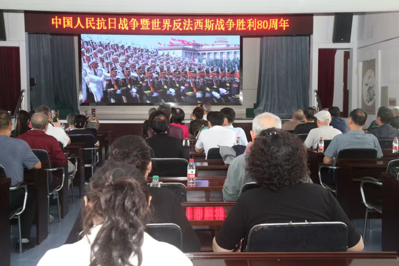 內(nèi)蒙古自治區(qū)赤峰市各級(jí)關(guān)工委認(rèn)真組織觀看閱兵儀式