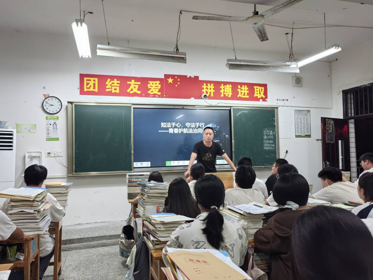 重慶市墊江八中關(guān)工委組織開展法治教育活動(dòng)