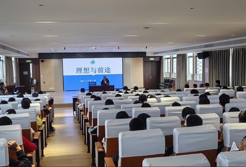 重慶市墊江八中關(guān)工委組織“五老”成員開展專題講座