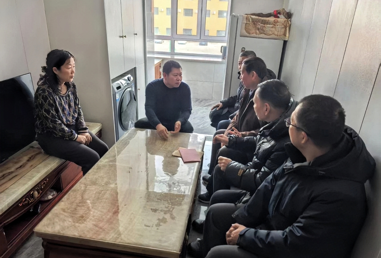 遼寧省撫順市關(guān)工委看望慰問(wèn)金城龍父母