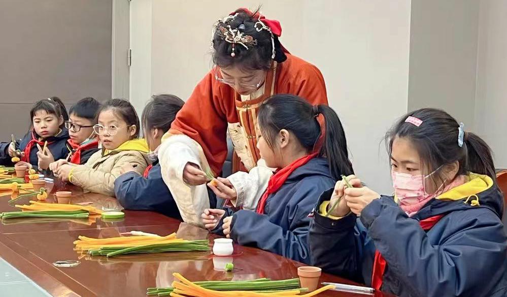 江蘇省徐州市銅山區(qū)嬌山湖小學關(guān)工委舉辦非遺絨花制作活動