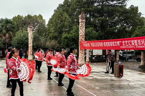貴州省貴陽市烏當(dāng)區(qū)東風(fēng)鎮(zhèn)關(guān)工委開展“歡度元旦促和諧·喜迎新春踐文明”文藝匯演暨農(nóng)村“五治”宣傳活動