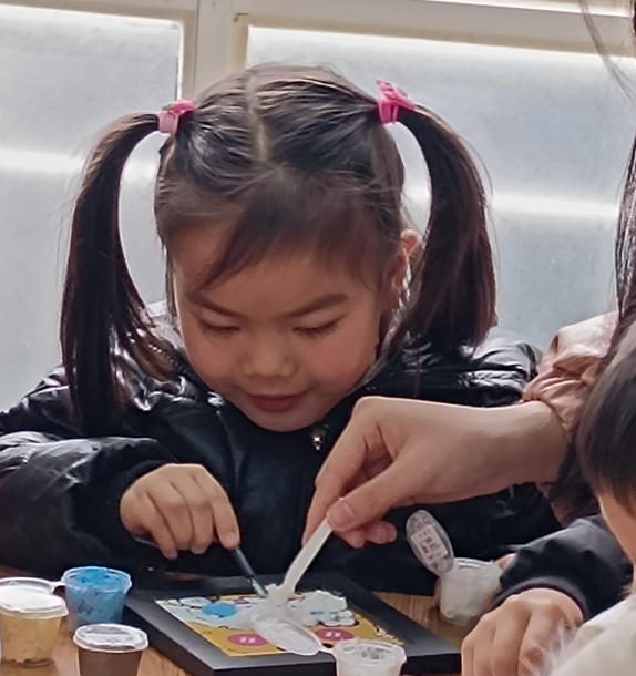 四川省成都市金牛區(qū)銀沙社區(qū)關(guān)工委開展“童心巧手，樂(lè)享非遺”紙漿畫DIY制作活動(dòng)